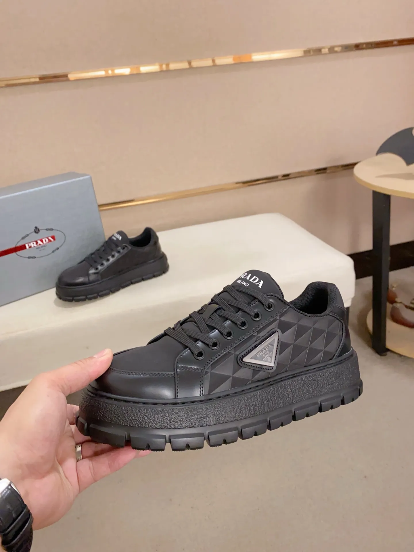 Men's shoes 💰 580💰 ✔️✔️✔️Higher version High-quality new PRADA (Prada) counters are launched simultaneously. The new men's shoes and 😘 fabrics are made of high-tech glue-spraying technology. Lining: Full cowhide lining. 👍🏿 High-end ☄️ Air-cushion molded anti-slip foam outsole, exquisite lines, simple and elegant, comfortable and high-end for leisure travel. Code number: 38 to 44 (45 can be customized and cannot be returned or exchanged)